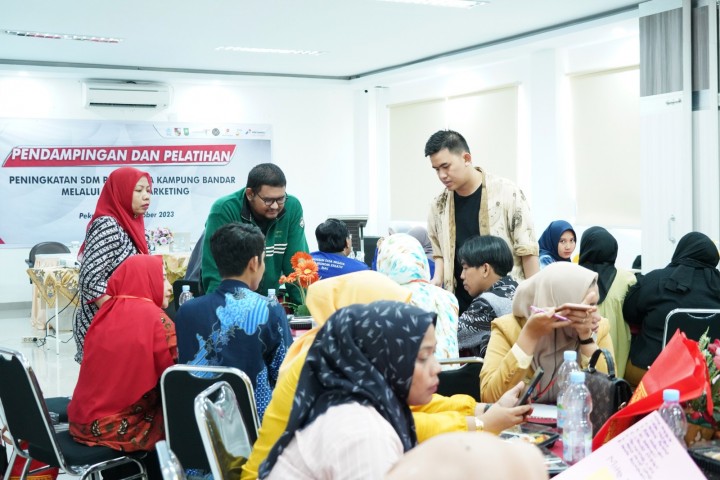 PT Pertamina Hulu Rokan (PHR) bersama STP Riau melakukan pendampingan dan pelatihan Digital Marketing bagi pelaku UMKM Kampung Bandar, di Kampus STP Riau, Pekanbaru, Selasa (31/10/2023) Peserta dibekali kemampuan dalam memanfaatkan media digital untuk memperluas pemasaran