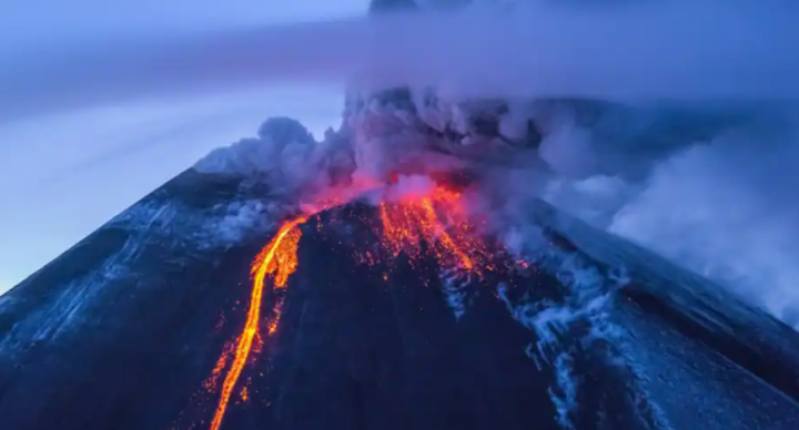 Klyuchevskaya Sopka adalah gunung berapi strato dan merupakan gunung berapi tertinggi di Siberia dan juga gunung berapi aktif tertinggi di Eurasia. Tingginya diukur hingga 4.650 meter (15.255 kaki) dan pertama kali muncul 7000 tahun yang lalu /X