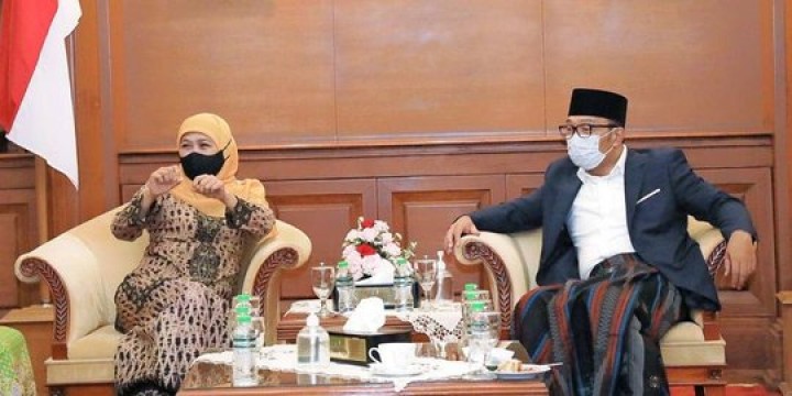 Gubernur Jawa Timur Khofifah Indar Parawansa dan mantan Gubernur Jawa Barat Ridwan Kamil. Sumber: merdeka.com