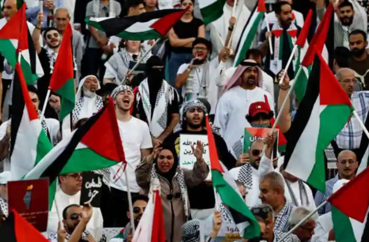 Para pengunjuk rasa menunjukkan dukungan untuk Palestina selama demonstrasi duduk di Manama /Reuters