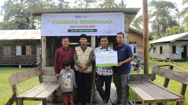 MTT Sumbagteng dan IZI Riau Salurkan Bantuan Alat Pangkas Rambut Kepada Bapak Darul Azim