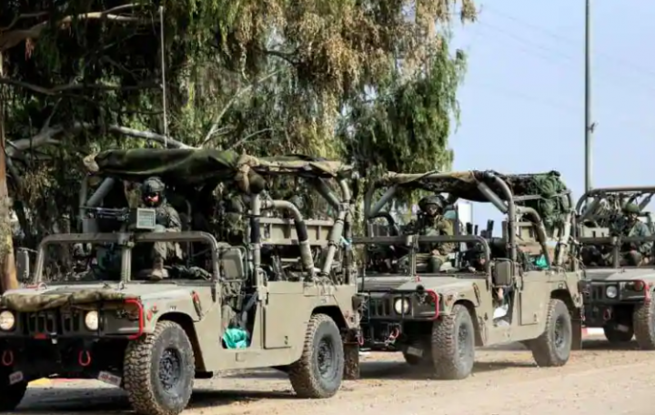 Tentara Israel mengendarai kendaraan militer di perbatasan Israel dengan Gaza di Israel selatan, 10 Oktober 2023 /Reuters