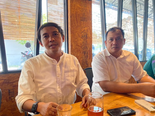 Sekretaris Jenderal (Sekjen) PSI Raja Juli Antoni, didampingi Ketua PSI Riau, Juandi Hutahuruk, di salah satu caffe Pekanbaru, Minggu (5/11/23).