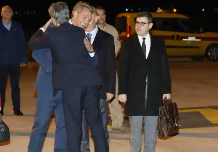 Menteri Luar Negeri AS Antony Blinken disambut oleh Duta Besar AS untuk Turki Jeff Flake setibanya di Bandara Esenboga Ankara di Ankara pada 6 November 2023 /AFP