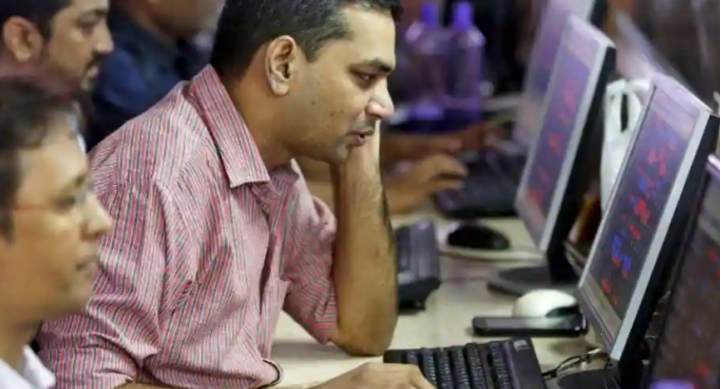Pialang berdagang di terminal komputer mereka di sebuah perusahaan pialang saham di Mumbai /Reuters