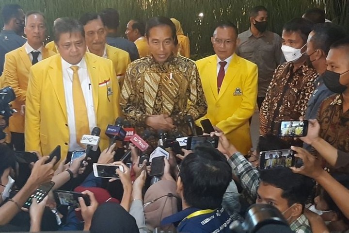 Presiden Joko Widodo atau Jokowi saat menghadiri puncak perayaan HUT ke-59 Golkar, di Pelataran Kantor DPP Partai Golkar, Slipi, Jakarta Barat, Senin malam 6 November 2023.
