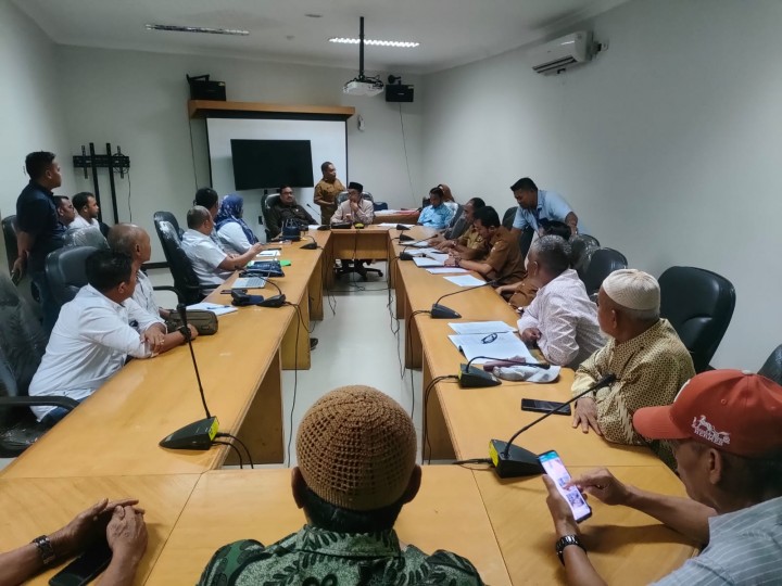Rapat dengar pendapat DPRD Kampar bersama perwakilan masyarakat Desa Gobah, Kecamatan Tambang, Kampar, Provinsi Riau. Dalam rapat tersebut, Masrul Ali, perwakilan masyarakat Desa Gobah terkesan tidak konsisten dengan tuntutan yang ia sampaikan