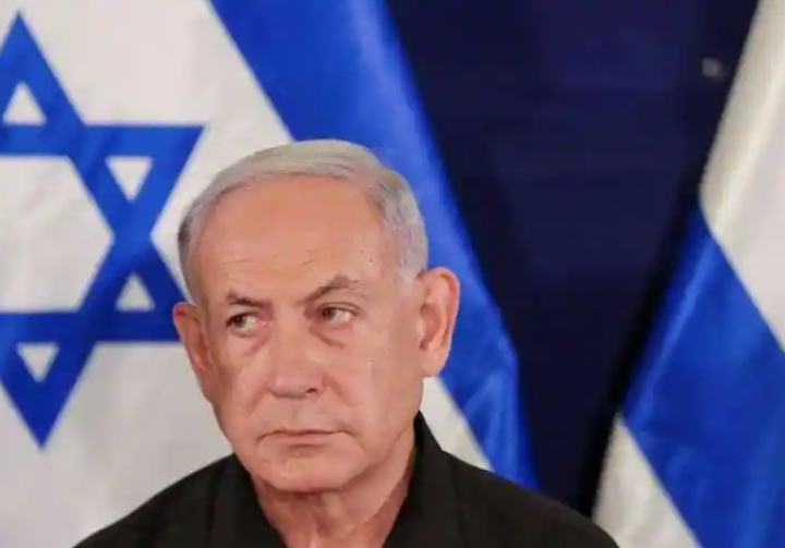 Perdana Menteri Israel Benjamin Netanyahu saat konferensi pers dengan menteri pertahanan Yoav Gallant dan menteri kabinet Benny Gantz di pangkalan militer Kirya di Tel Aviv, Israel, 28 Oktober 2023 /Reuters