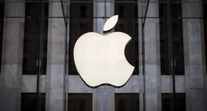 Logo Apple tergantung di atas pintu masuk ke toko Apple di 5th Avenue di Manhattan /Reuters