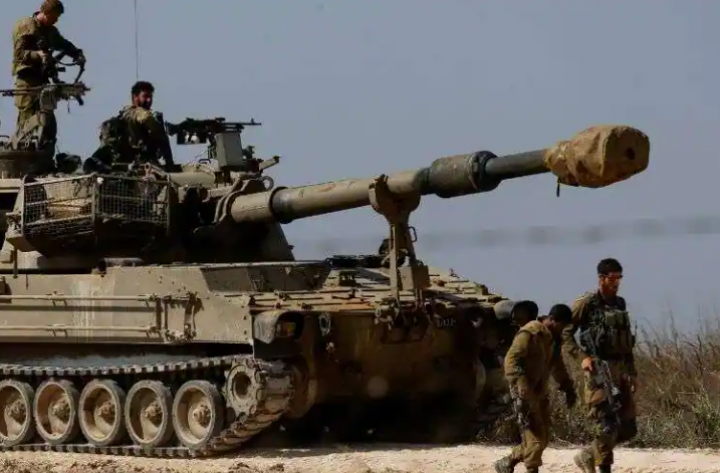 Tentara Israel dari unit artileri mengendarai kendaraan militer di dekat sisi perbatasan Israel antara Israel dan Jalur Gaza /Reuters
