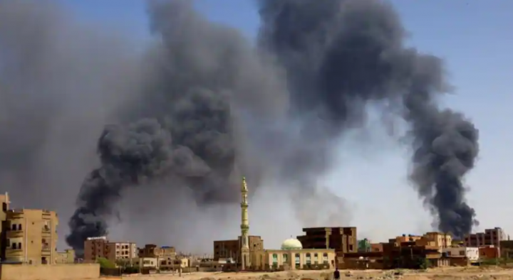 Pemboman udara di Khartoum Utara, Sudan pada 1 Mei 2023 /Reuters