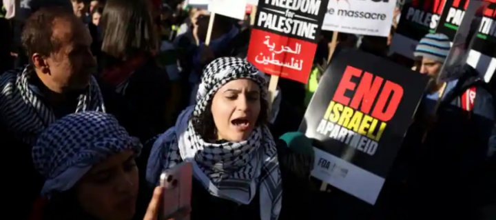 Orang-orang di London melakukan protes solidaritas dengan warga Palestina di Gaza pada 11 November 2023 /Reuters