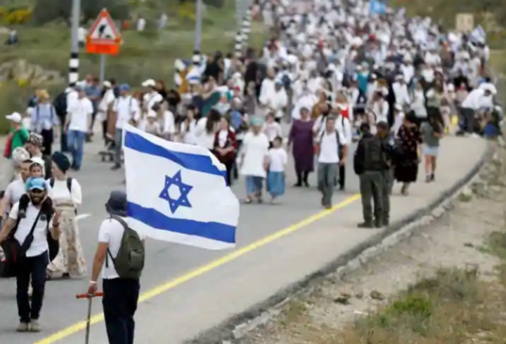 Pemukim Israel mengadakan pawai protes dari Tapuach Junction ke pos terdepan pemukim Israel di Evyatar, di Tepi Barat, 10 April 2023 /Reuters