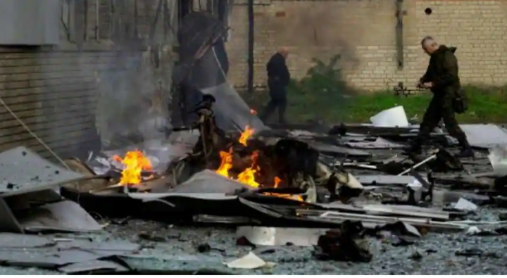 Dalam foto dari Oktober 2022 ini, sebuah bom mobil meledak di luar stasiun TV lokal di Melitopol. Pada 11 November 2023, tiga perwira Rusia tewas dalam ledakan di kota itu /Reuters