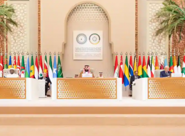 Putra Mahkota Saudi Mohammed bin Salman (tengah) memimpin pertemuan darurat Liga Arab dan Organisasi Kerjasama Islam (OKI), di Riyadh pada 11 November 2023 /AFP