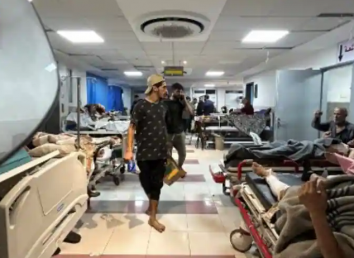 Pria berjalan saat pasien beristirahat di rumah sakit Al-Shifa di Kota Gaza pada 10 November 2023 ketika konflik antara Israel dan Hamas meningkat /PBB