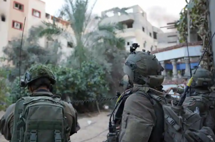 Tentara Israel beroperasi di tengah apa yang dikatakan tentara Israel sebagai operasi darat yang sedang berlangsung terhadap kelompok Islam Palestina Hamas, di lokasi yang diberikan sebagai Gaza, dalam tangkapan layar ini dari video selebaran yang dirilis pada 14 November 2023 /Reuters