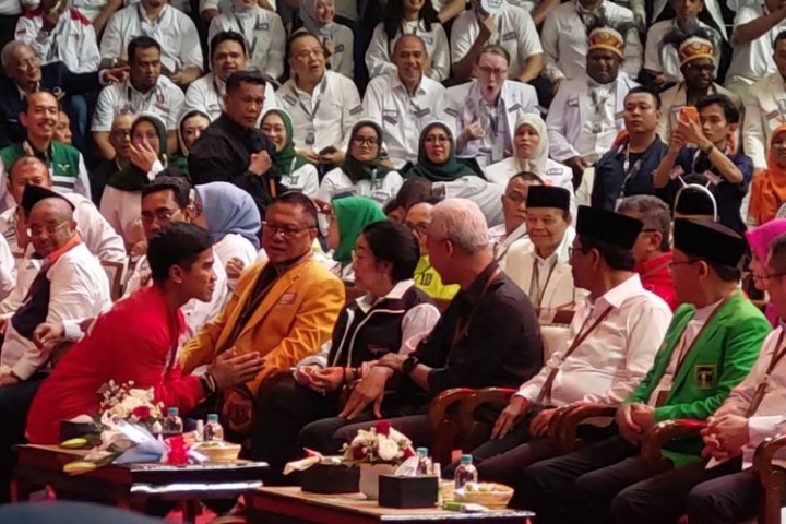 Gibran Buka Suara soal Momen Salim ke Megawati di KPU yang Viral di Medsos. (kompas.com/Foto)