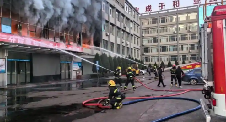 Kebakaran terjadi sekitar pukul 6:50 pagi (waktu setempat) di sebuah gedung empat lantai milik perusahaan batu bara Yongju di Kota Luliang /X