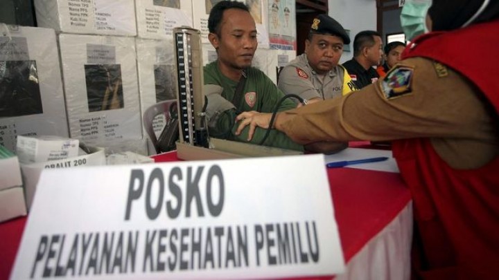 Pemeriksaan kesehatan pada anggota Kelompok Penyelenggara Pemungutan Suara (KPPS). Sumber: CNN Indonesia