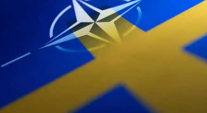 Bendera Swedia dan NATO terlihat dalam ilustrasi ini. Tawaran Swedia untuk keanggotaan NATO telah ditahan oleh Turki dan Hongaria /Reuters