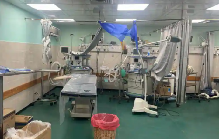Area ruang operasi darurat terlihat di dalam rumah sakit Al Shifa selama operasi darat Israel di sekitar rumah sakit pada 12 November 2023 /Reuters