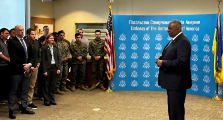 Menteri Pertahanan Amerika Serikat Lloyd Austin (kanan) berbicara kepada karyawan kedutaan AS di Kyiv selama kunjungannya ke Ukraina pada 20 November 2023 /AFP