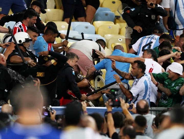 Messi CS Tinggalkan Lapangan saat Suporter Rusuh di Laga Brasil vs Argentina Kualifikasi Piala Dunia 2026. (X/Foto)