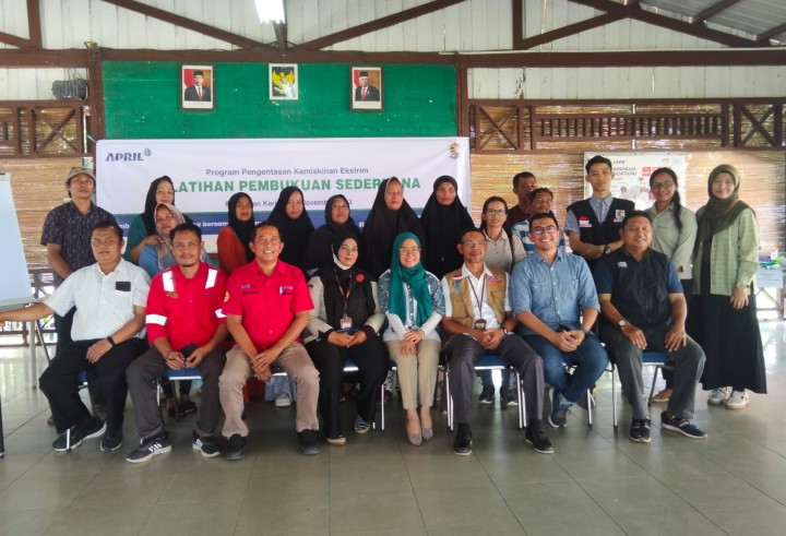 Community Development (CD) Operational Manager Sundari Berlian dan jajaran manajemen RAPP foto bersama peserta Pelatihan Pembukuan Sederhana di Pangkalan Kerinci.