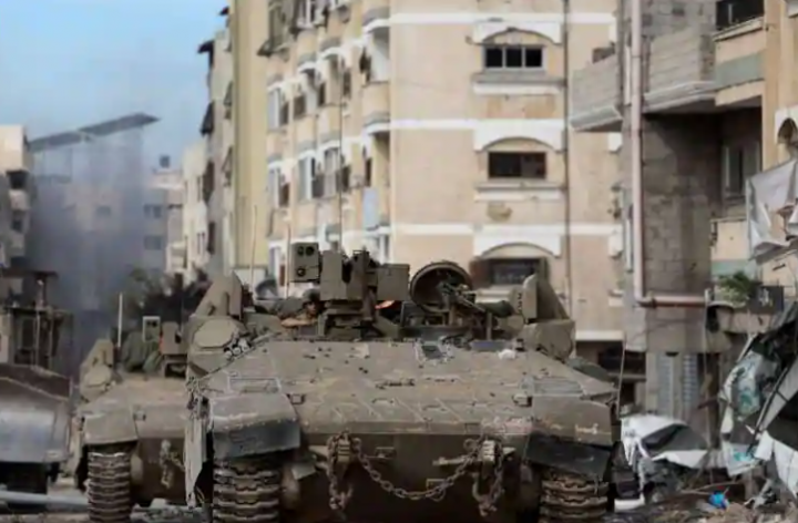 Tank-tank Israel beroperasi di Kota Gaza, di tengah operasi darat tentara Israel yang sedang berlangsung terhadap kelompok Islam Palestina Hamas, di Jalur Gaza /Reuters