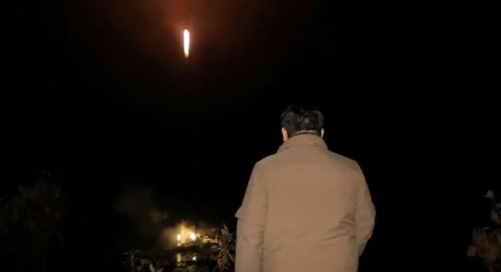 Pemimpin Korea Utara Kim Jong Un melihat saat roket yang membawa satelit mata-mata Malligyong-1 diluncurkan /net