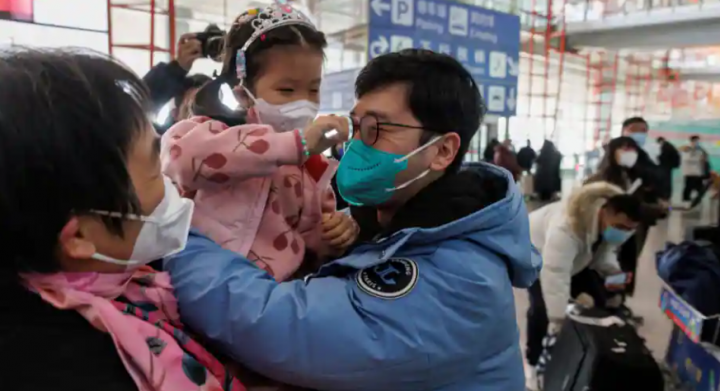Seorang anak di Bandara Internasional Ibu Kota Beijing setelah China mencabut pembatasan Covid /Reuters