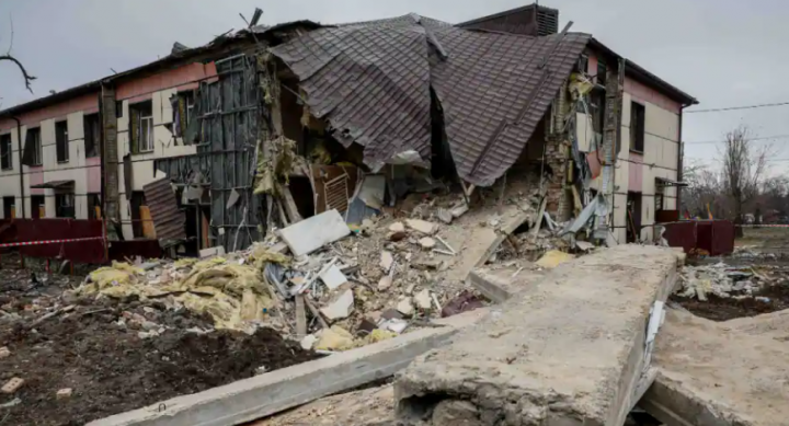 Gambar menunjukkan rumah sakit yang rusak berat akibat serangan rudal Rusia, di kota Selydove, wilayah Donetsk, Ukraina /Reuters