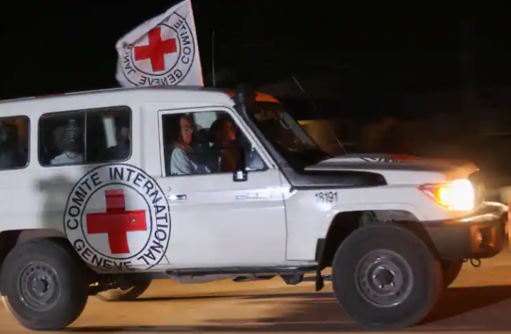Sebuah kendaraan Palang Merah, sebagai bagian dari konvoi yang diyakini membawa sandera yang diculik oleh Hamas tiba di perbatasan Rafah /Reuters
