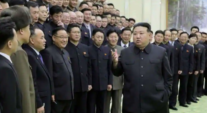 Pemimpin Korea Utara Kim Jong-un bertemu dengan anggota Komite Persiapan Peluncuran Satelit Non-Standing, dalam gambar yang dirilis oleh Kantor Berita Pusat Korea pada 24 November 2023 /Reuters