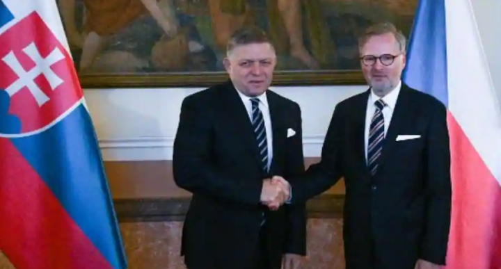 PM Slovakia Robert Fico berjabat tangan dengan timpalannya dari Ceko, Petr Fiala (kanan) /AFP