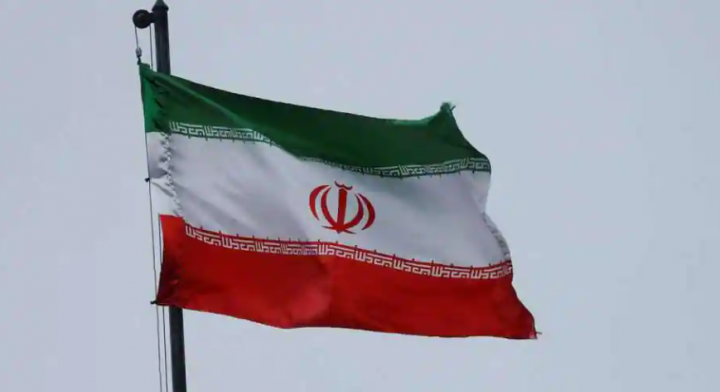 Bendera nasional Iran berkibar tertiup angin /Reuters