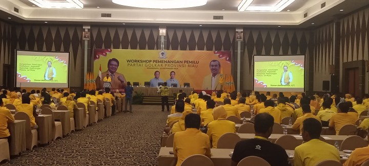 Ketua Bapilu DPP Partai Golkar Maman Abdulrahman memberikan pidato di workshop pemenangan pemilu di provinsi Riau partai Golkar 