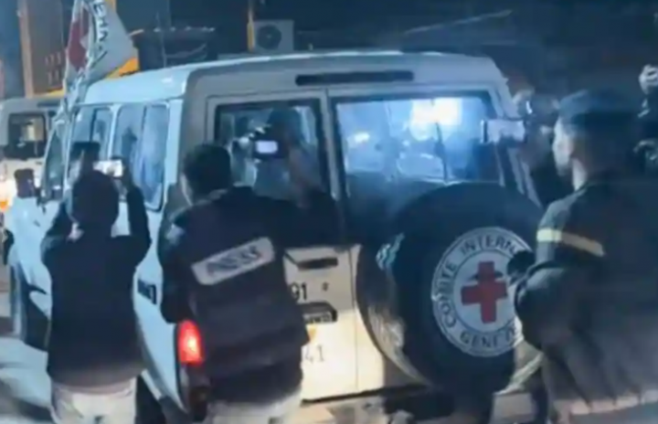 Kendaraan Palang Merah Internasional yang membawa sandera dibebaskan oleh Hamas di Jalur Gaza yang melaju menuju titik perbatasan Rafah dengan Mesir menjelang pemindahan mereka ke Israel /AFP
