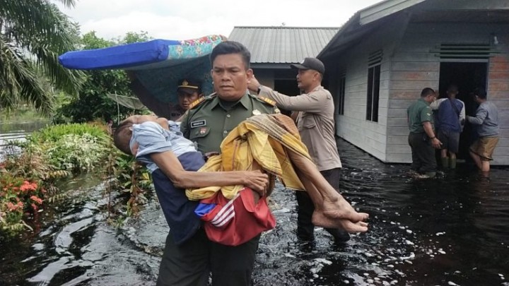 Danramil 01 Bengkalis bopong pak Usman saat evakuasi korban Banjir