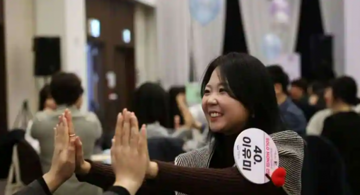 Lee Yu-mi menghadiri acara kencan buta massal di Seongnam, Korea Selatan, 19 November 2023 /Reuters