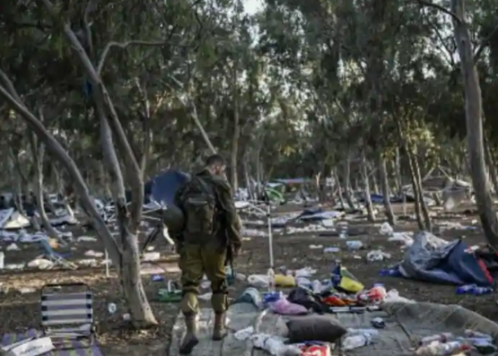Seorang tentara Israel berpatroli di dekat Kibbutz Beeri di Israel selatan pada 12 Oktober 2023, dekat dengan tempat di mana 270 orang yang bersuka ria diduga dibunuh oleh militan selama festival musik Supernova pada 7 Oktober /AFP