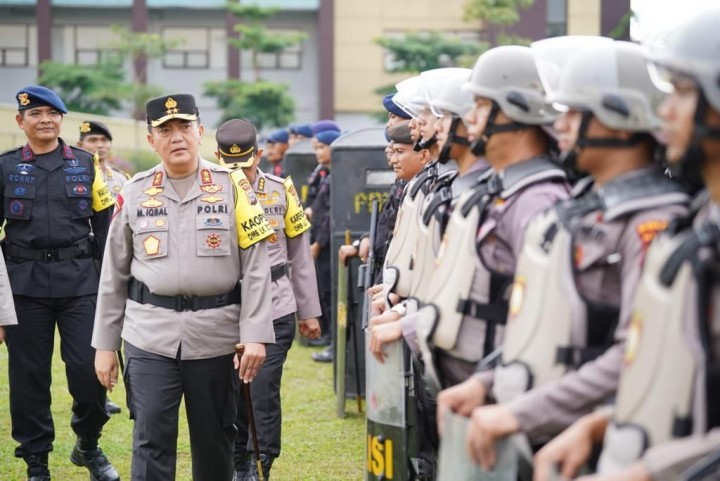 Kapolda Riau Irjen Pol M Iqbal saat memeriksa pasukan dalam Apel Gelar Pasukan Ops Mantap Brata 2023