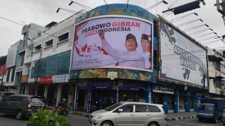 Spanduk Capres Prabowo Subianto dan Cawapres Gibran Rakabuming. Sumber: TV One