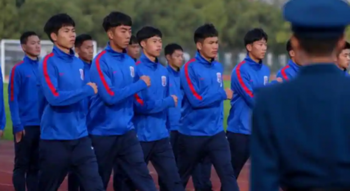 Pemain sepak bola muda Shanghai Shenhua menjalani pelatihan militer pada tahun 2018 /AFP