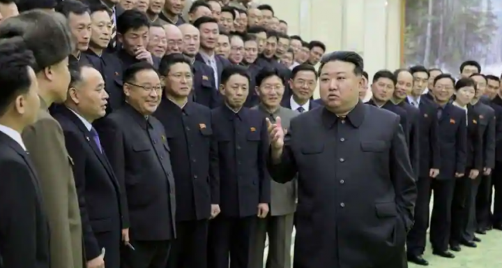 Pemimpin Korea Utara Kim Jong-un bertemu dengan anggota Komite Persiapan Peluncuran Satelit Non-Standing, dalam gambar yang dirilis oleh Kantor Berita Pusat Korea pada 24 November 2023 /Reuters/Reuters