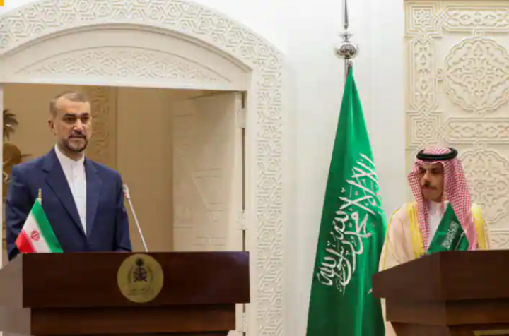 Menteri Luar Negeri Iran Hossein Amir-Abdollahian dan Menteri Luar Negeri Arab Saudi Pangeran Faisal bin Farhan Al Saud /Reuters