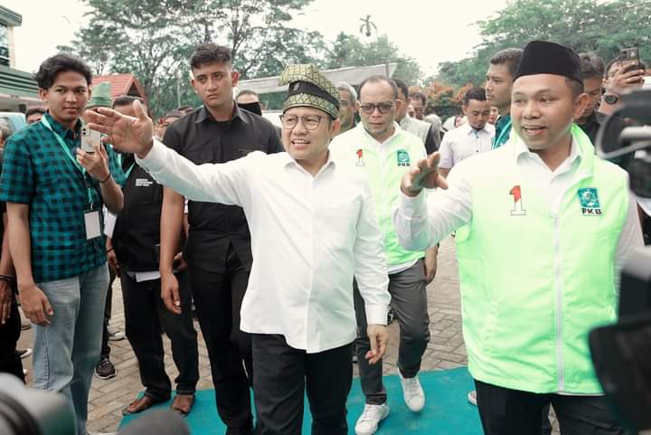 Ketua DPP PKB Muhaimin Iskandar (kiri) bersama ketua DPW PKB Riau Abdul Wahid saat meresmikan kantor PKB Riau yang baru di Pekanbaru 
