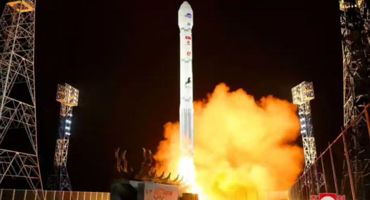 Korea Utara meluncurkan roket yang membawa 'satelit mata-mata' Malligyong-1 /Reuters