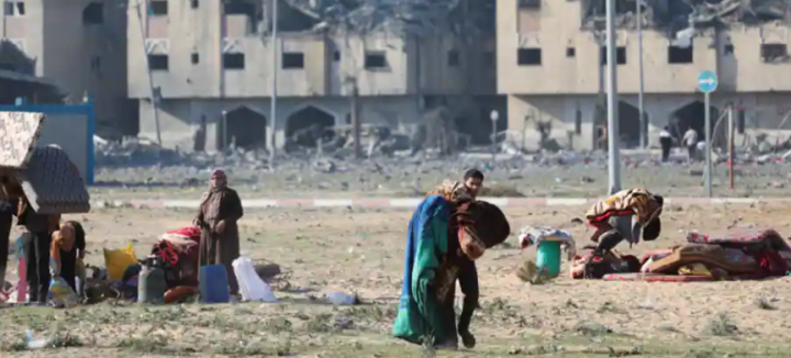 Warga Palestina membawa barang-barang mereka setelah serangan Israel terhadap bangunan tempat tinggal di Kota Hamad yang didanai Qatar di Khan Younis, Jalur Gaza pada 2 Desember 2023 /Reuters